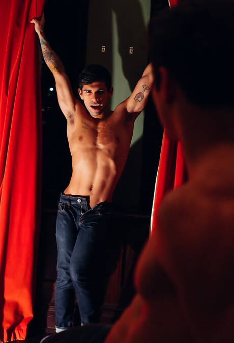 Twee Amerikaanse jongens, knappe Taylor Reign en harige hengst Ty Mitchell hebben een hete seksdate