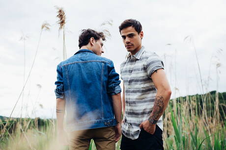 Il bel ragazzo americano Cole Claire e il bel ragazzo Levi Karter si fanno un culo all