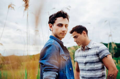 Il bel ragazzo americano Cole Claire e il bel ragazzo Levi Karter si fanno un culo all