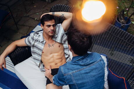 De beaux mecs américains twink Cole Claire et un beau mec Levi Karter se font défoncer le cul en extérieur