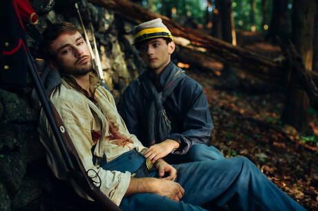 Die amerikanischen Stars Twink Cole Claire und Otter Max Adonis haben harten Analsex im Freien