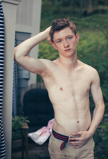 Der muskulöse Felix Maze und die amerikanische muskulöse Taylor Reign haben draußen Analsex