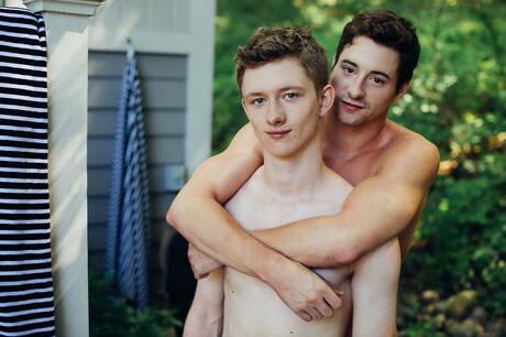 Der muskulöse Felix Maze und die amerikanische muskulöse Taylor Reign haben draußen Analsex