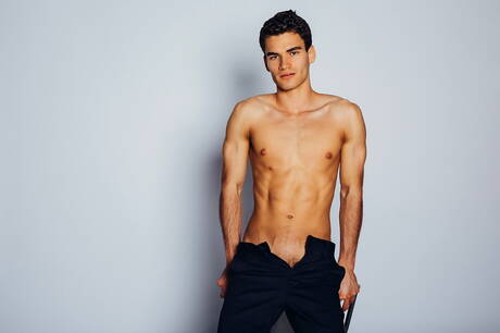 Well-built Damian Grey and american young boy Ben Masters fuck after blowjob outdoor