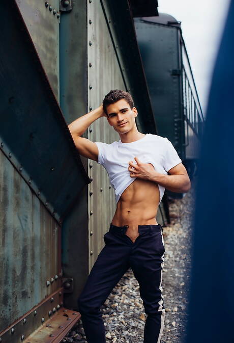 Damian Grey, bien bâti, et le jeune américain Ben Masters baisent après une fellation en extérieur