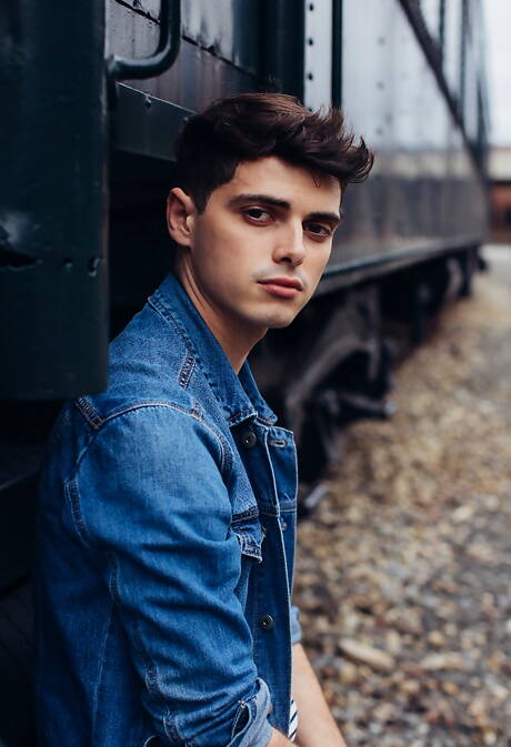 Damian Grey, bien bâti, et le jeune américain Ben Masters baisent après une fellation en extérieur