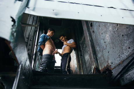 Damian Grey, bien bâti, et le jeune américain Ben Masters baisent après une fellation en extérieur