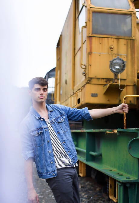 Damian Grey, bien bâti, et le jeune américain Ben Masters baisent après une fellation en extérieur