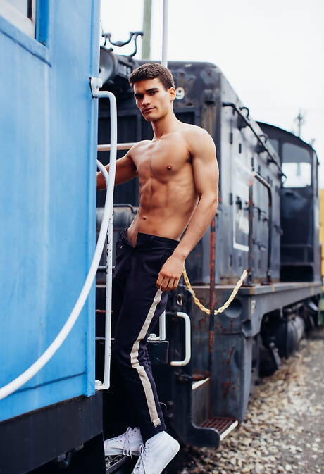 Well-built Damian Grey and american young boy Ben Masters fuck after blowjob outdoor