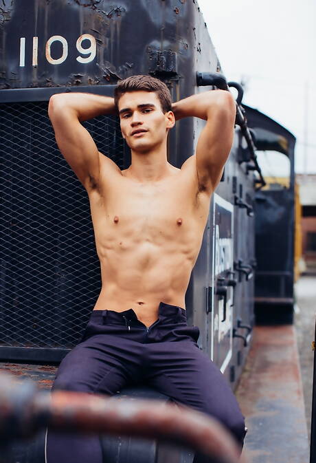 Damian Grey, bien bâti, et le jeune américain Ben Masters baisent après une fellation en extérieur