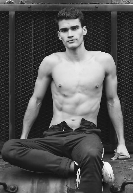 Damian Grey, bien bâti, et le jeune américain Ben Masters baisent après une fellation en extérieur