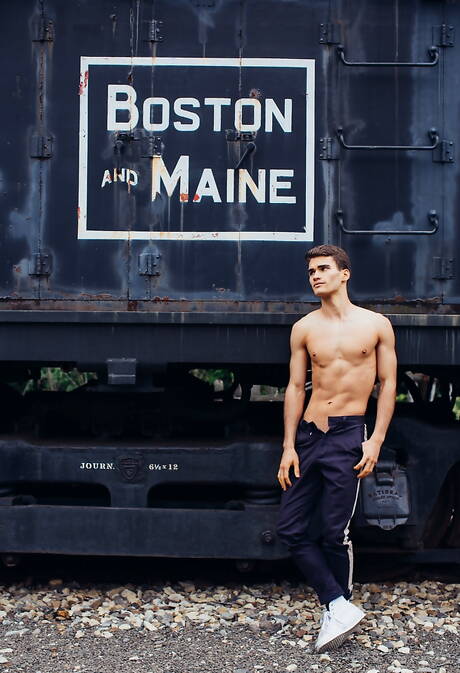 Damian Grey, bien bâti, et le jeune américain Ben Masters baisent après une fellation en extérieur