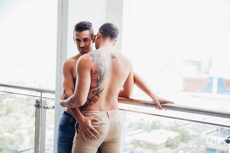 Pretty american boys well-built Dante Colle and hunky guy Vincent Oreilly have anal sex in bathroom