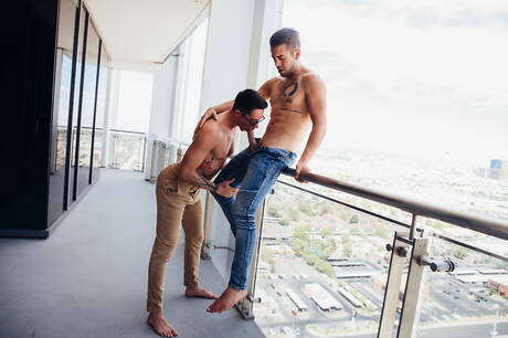 Pretty american boys well-built Dante Colle and hunky guy Vincent Oreilly have anal sex in bathroom