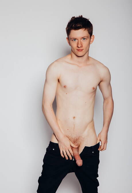 American hunk Calvin Banks and hunky guy Felix Maze sucking and screwing each other outside