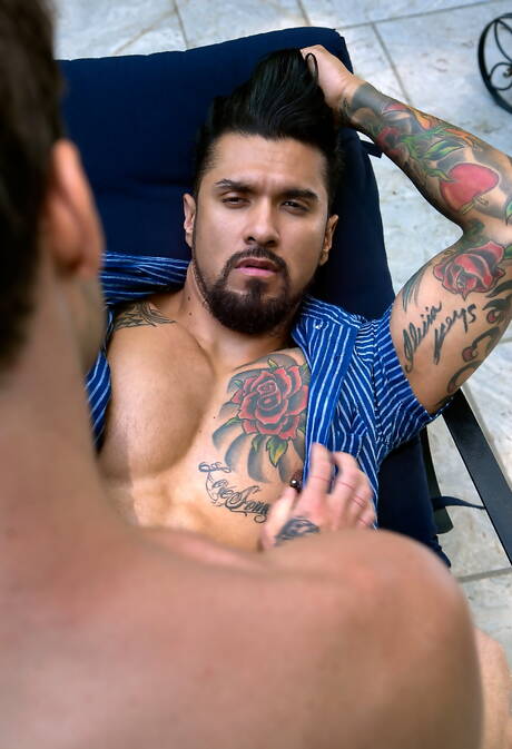 有名なアメリカ人、スタッドブーマーバンクスと若い男テイトハンソンがプールで良いセックスをする