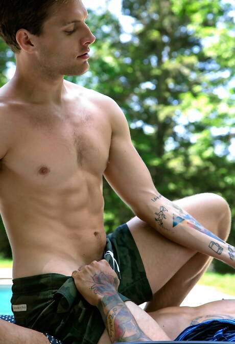 美國名人，帥哥 Boomer Banks 和年輕帥哥 Tayte Hanson 在泳池邊享受激情性愛