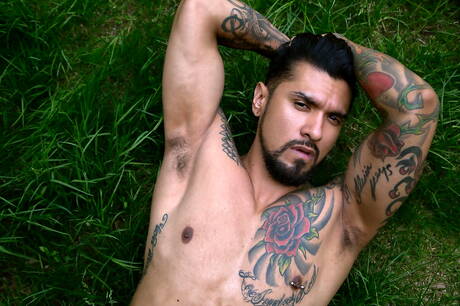 Berühmte Amerikaner, Stud Boomer Banks und junger Kerl Tayte Hanson haben einen guten Sex am Pool