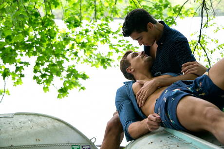 Il bel ragazzo latino Ashton Summers e il bel ragazzo canadese Carter Dane in un