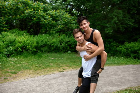 Kanadyjski superogier Gabriel Clark i amerykański przystojniak Liam Riley ruchają się po ssaniu kutasa na zewnątrz