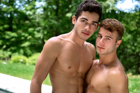 西班牙硬漢艾倫金和波多黎各帥哥阿什頓薩默斯在泳池裡互相猛幹