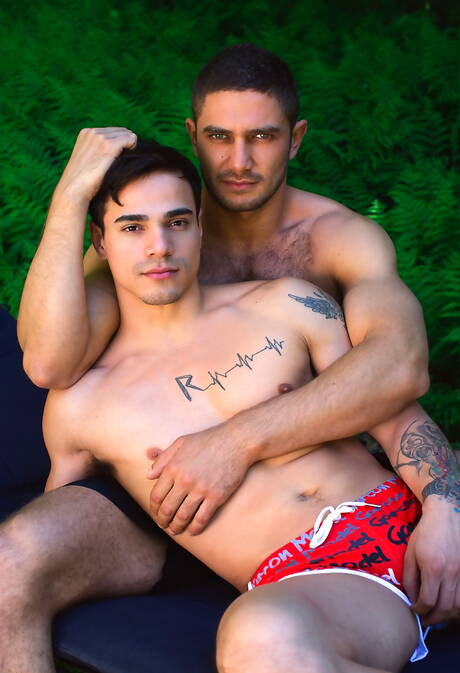 Der muskulöse Russe Dato Foland und der stämmige Lateinamerikaner Levi Karter bei einem heißen Arschfick im Freien