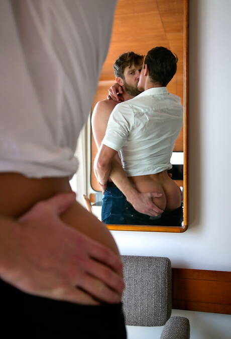 加拿大帥哥Carter Dane和美國水獺Colby Keller用拳頭猛戳屁股