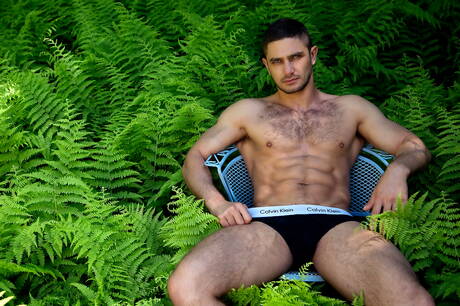 O galã espanhol Allen King e o husky russo Dato Foland em uma foda anal gostosa ao ar livre