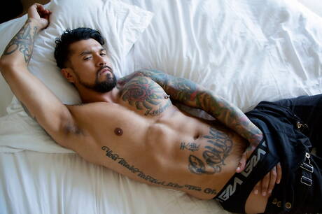 Two american guys superstud Boomer Banks and beautiful boy Dillon Rossi have a hot sex in bath