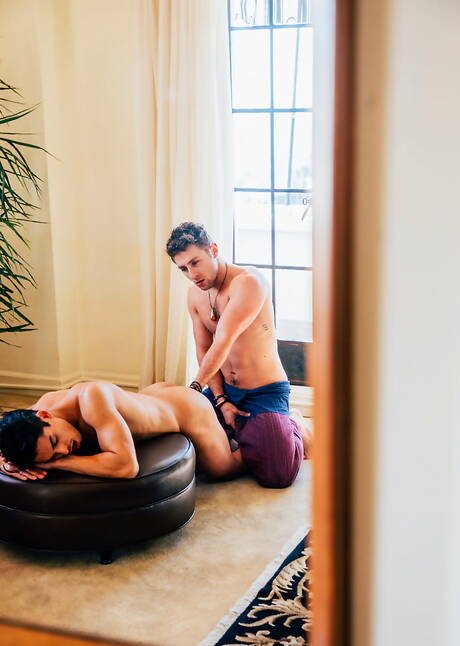 Hot american boys well-built Calvin Banks and beefy Nico Leon fuck ass after sucking in bath