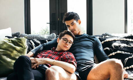 Les beaux garçons américains Nico Leon et le minet Tayte Hanson baisent après avoir sucé une bite à l