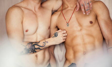 Les beaux garçons américains Nico Leon et le minet Tayte Hanson baisent après avoir sucé une bite à l