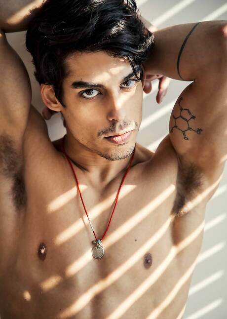 예쁜 미국 남자 덩치 큰 니코 레온과 트윙크 테이트 핸슨이 밖에서 딕을 빨고 난 뒤 섹스를 한다