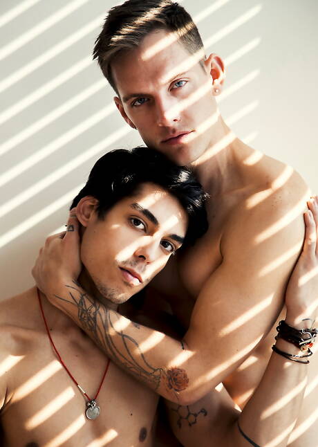 Les beaux garçons américains Nico Leon et le minet Tayte Hanson baisent après avoir sucé une bite à l