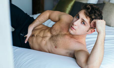 De knappe Amerikaanse sterren Avery Jones en de gespierde Calvin Banks hebben een hete seksscène