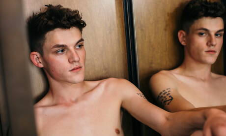 Amerykańskie gwiazdy, przystojny chłopak Avery Jones i muskularny Calvin Banks uprawiają gorący seks
