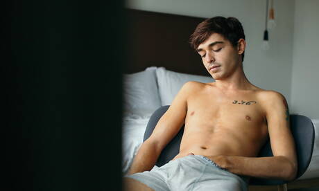 2人のアメリカ人の男、筋肉質のオースティン・ウルフと美しい少年グレイソン・ランゲはフィストファックで愛し合う