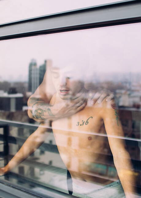 2人のアメリカ人の男、筋肉質のオースティン・ウルフと美しい少年グレイソン・ランゲはフィストファックで愛し合う