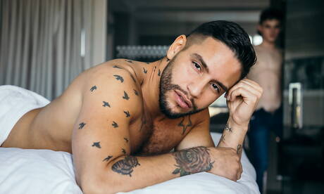 Heiße amerikanische Jungs, der heiße Twink Avery Jones und der Bodybuilder Brock Banks haben einen guten Analsex mit Fisting