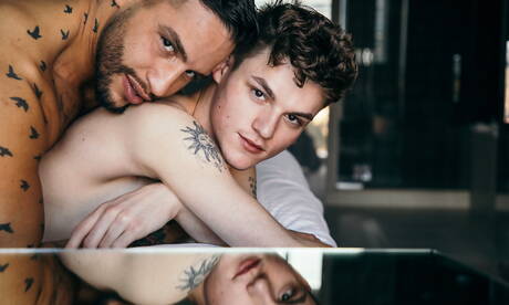 Heiße amerikanische Jungs, der heiße Twink Avery Jones und der Bodybuilder Brock Banks haben einen guten Analsex mit Fisting