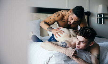 Heiße amerikanische Jungs, der heiße Twink Avery Jones und der Bodybuilder Brock Banks haben einen guten Analsex mit Fisting