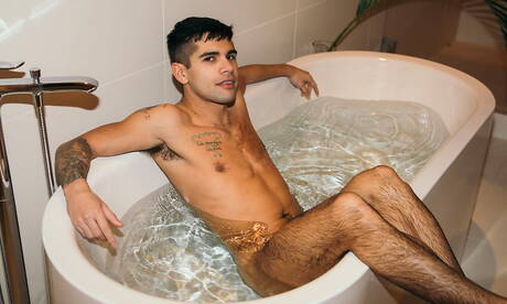 Hunky guy Küper and husky guy Ty Mitchell have a hot sex in bathroom