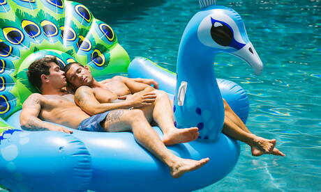 Die netten amerikanischen Kumpel Clark Davis und Ricky Roman haben harten Analsex im Pool