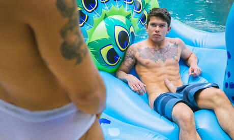 Die netten amerikanischen Kumpel Clark Davis und Ricky Roman haben harten Analsex im Pool