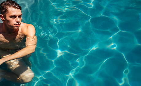 美國帥哥Austin Avery和帥哥Troy Accola在泳池邊激情
