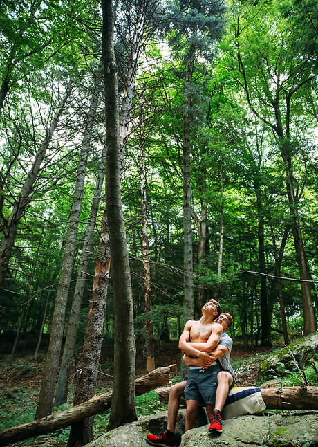 Zwei amerikanische Jungs, der starke Troy Accola und der muskulöse Wess Russel, ficken sich in den Arsch, nachdem sie draußen einen Schwanz gelutscht haben