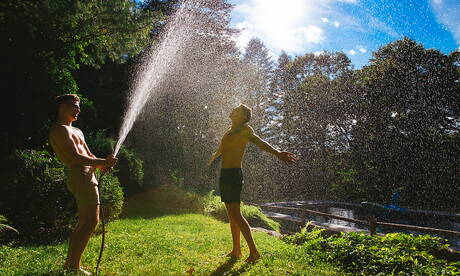 Heiße Amerikaner, der gut gebaute Blake Mitchell und der bullige Troy Accola ficken Arsch, nachdem sie im Pool Schwänze gelutscht haben