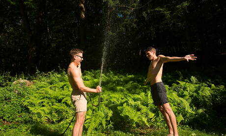 Heiße Amerikaner, der gut gebaute Blake Mitchell und der bullige Troy Accola ficken Arsch, nachdem sie im Pool Schwänze gelutscht haben