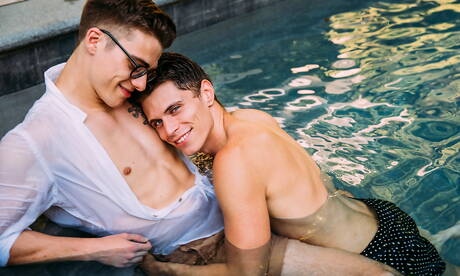 Heiße Amerikaner, der gut gebaute Blake Mitchell und der bullige Troy Accola ficken Arsch, nachdem sie im Pool Schwänze gelutscht haben