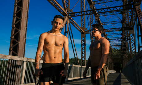 Les beaux mecs américains musclés Clark Davis et le beau garçon Mateo Vice dans le sexe anal torride en extérieur